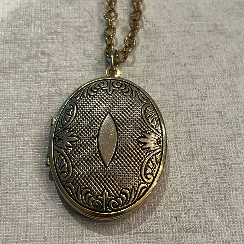 Vintage large Victorian style Gold Locket Necklace. GUC! - Picture 2 of 8